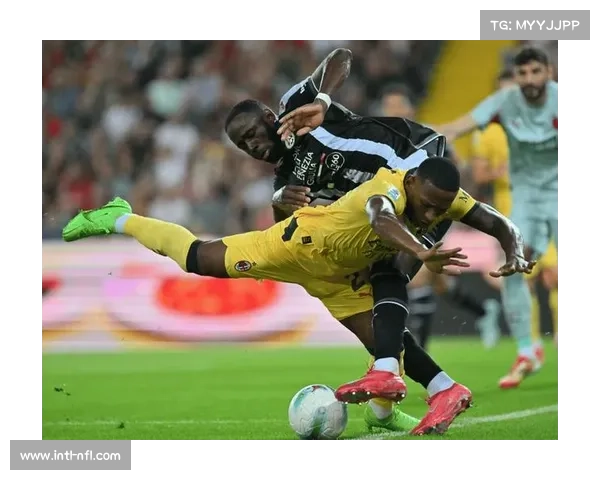 都灵2-0领先AC米兰,拉比奥特世界波扳回一城 都灵2-0领先AC米兰,拉比奥特世界波扳回一城